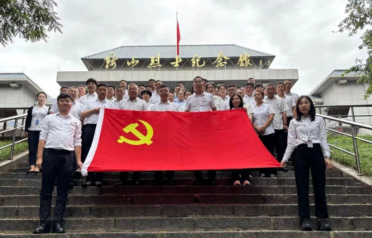 鞍勤集團(tuán)、公服集團(tuán)開展“憶初心、強(qiáng)黨性、轉(zhuǎn)作風(fēng)、建新功”慶“七·一”主題黨日活動(dòng)